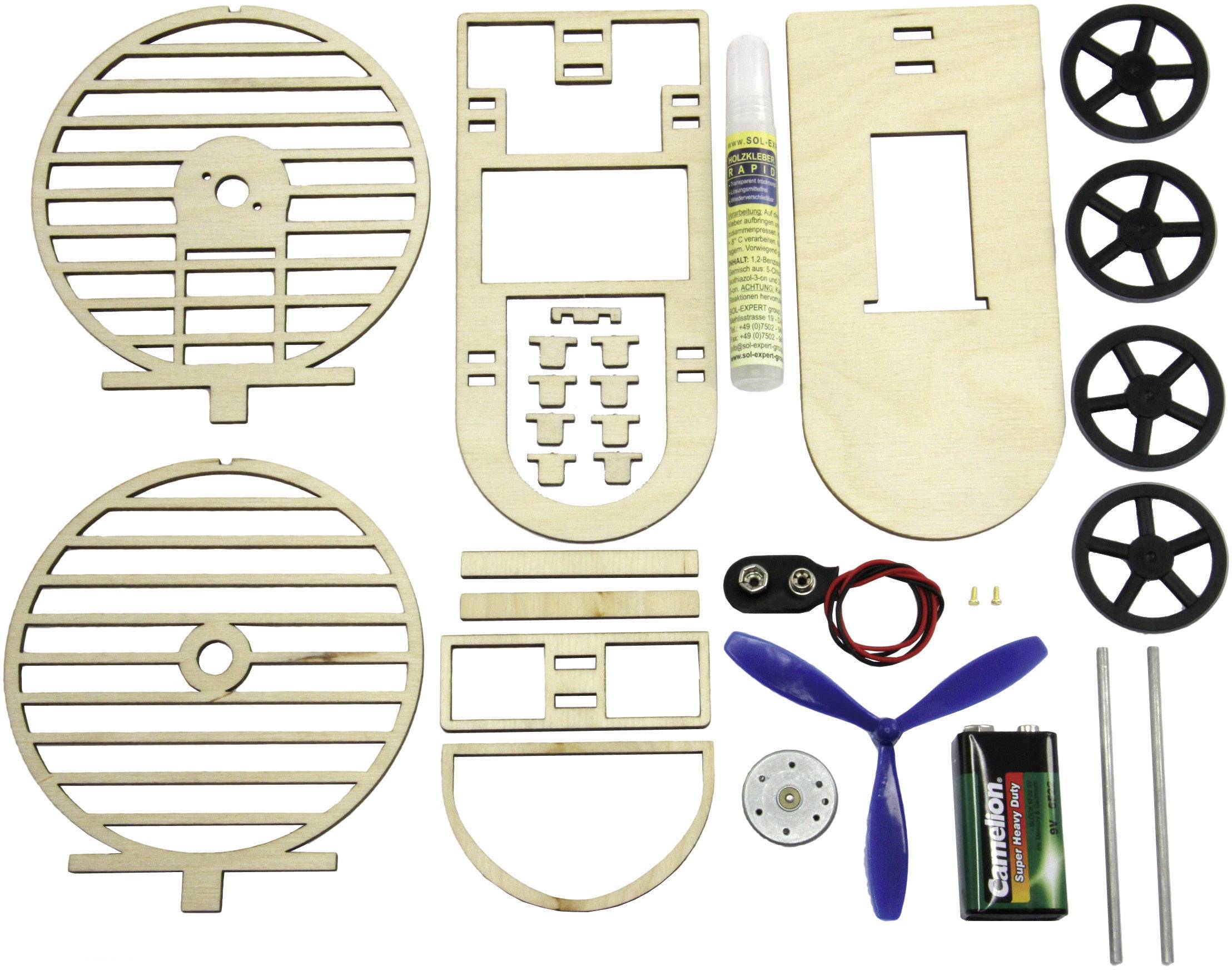 Kit pour un véhicule à batterie : cadre en bois, roues, hélice, moteur, batterie, câbles, colle.