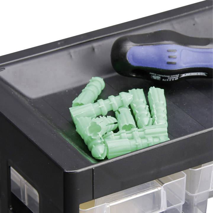 Un bac noir contient des chevilles vertes et un tournevis bleu. Accessoires pour travaux manuels.