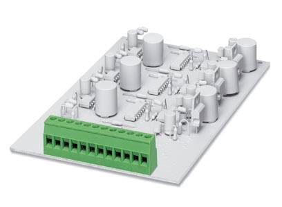 Circuit électronique avec plusieurs composants cylindriques et un bloc de connexion vert sur le bord.