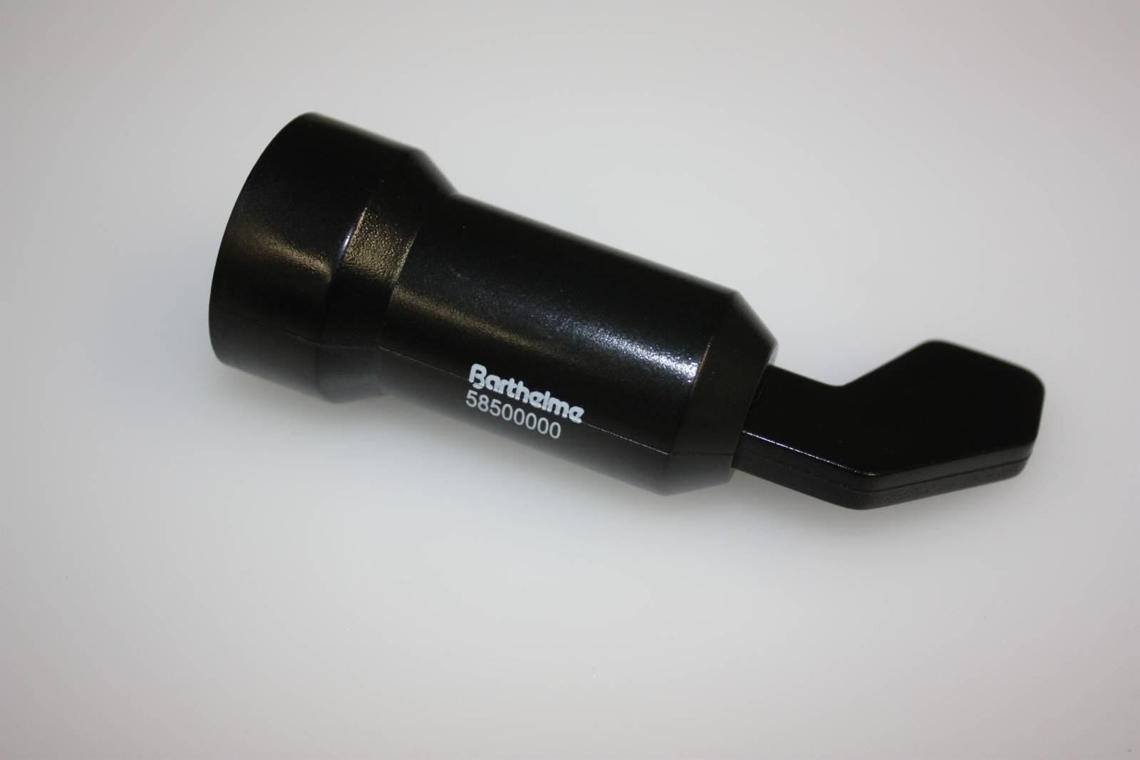 Adaptateur en plastique noir avec extrémité courbée. Inscription : « Barthelme 58500000 ». Utilisé pour le montage de LED ou applications similaires.