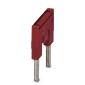 Cavalier rouge avec deux connexions métalliques pour relier des contacts de carte électronique.