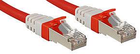 Deux câbles Ethernet rouges avec des connecteurs argentés côte à côte, représentant la technologie réseau et la connexion de données.