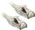 Deux câbles Ethernet beiges avec connecteurs RJ-45 sont disposés côte à côte, prêts pour une connexion réseau.