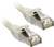Deux câbles réseau avec fiches RJ45, adaptés aux connexions Ethernet, représentés sur un fond blanc.