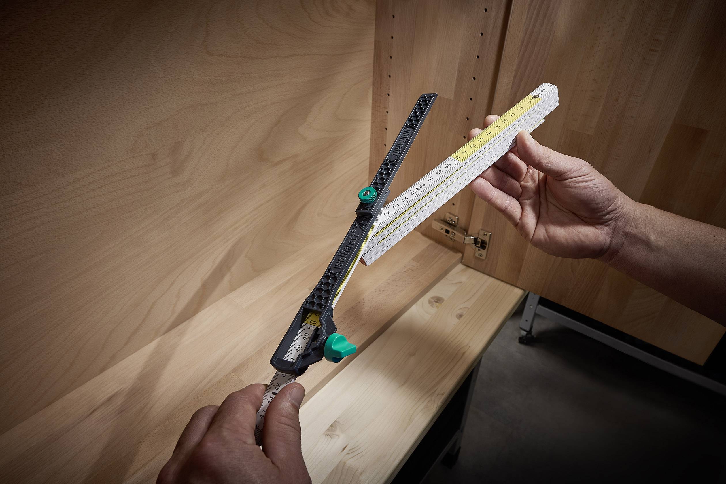 Une personne mesure les dimensions intérieures d'une armoire en bois à l'aide de deux outils différents : une règle et un pied à coulisse.