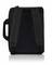 Un sac à dos noir avec poignées de transport et sangles d'épaules rembourrées, debout verticalement sur une surface réfléchissante.