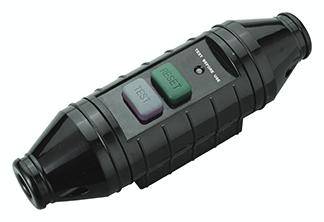 Un interrupteur électrique noir avec deux boutons, 'Test' en violet et 'Reset' en vert, pour les tests de sécurité des appareils.