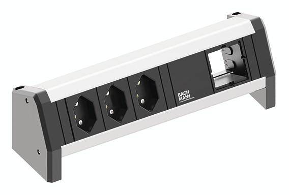 Multiprise avec trois prises Schuko et un emplacement de module ouvert, adaptée à une utilisation sur des bureaux.