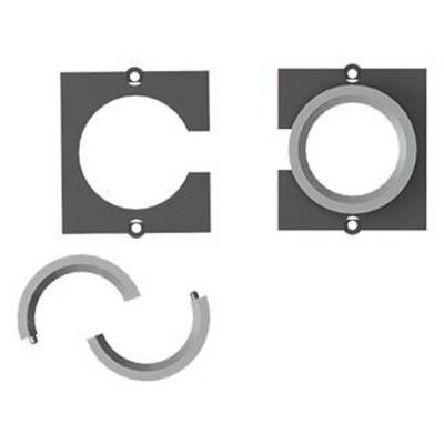 Deux plaques de métal rectangulaires grises avec des ouvertures rondes, l'une d'entre elles étant partiellement démontée ; chacune possédant des trous de vis en haut et en bas.