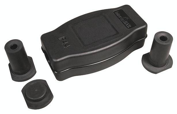 Boîtier en plastique noir avec capuchons en caoutchouc amovibles et joints, probablement une partie d'un appareil électronique ou d'un support de fixation.