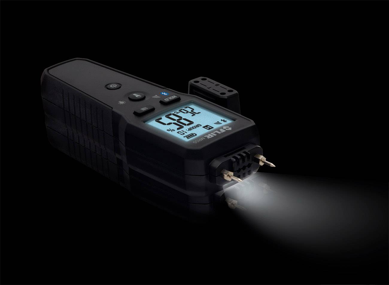 Un appareil numérique de mesure de l'humidité avec un affichage lumineux indique une valeur de 58,2 %, sur un fond sombre.