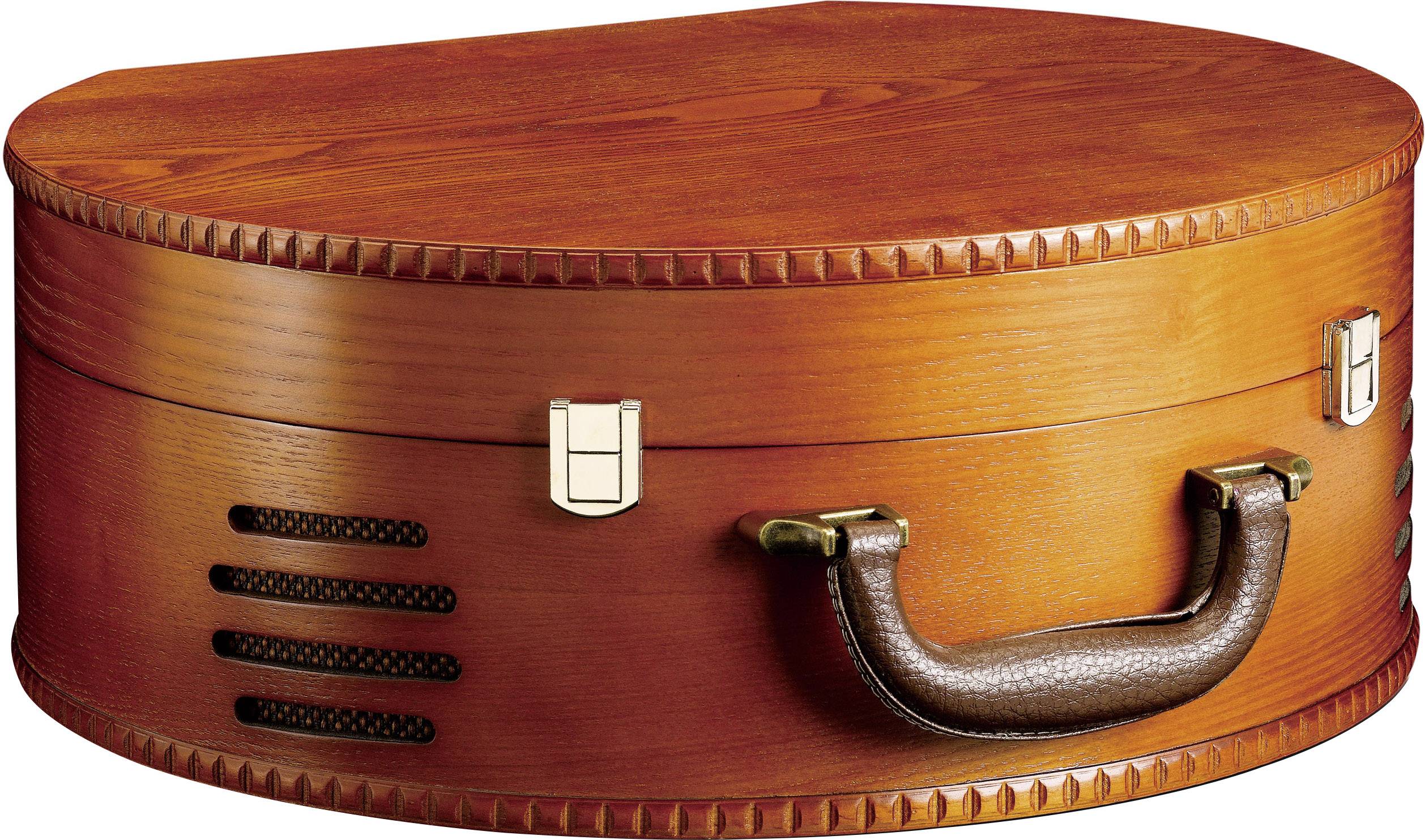 Une valise ronde en bois, avec une poignée en cuir et des fermoirs métalliques.