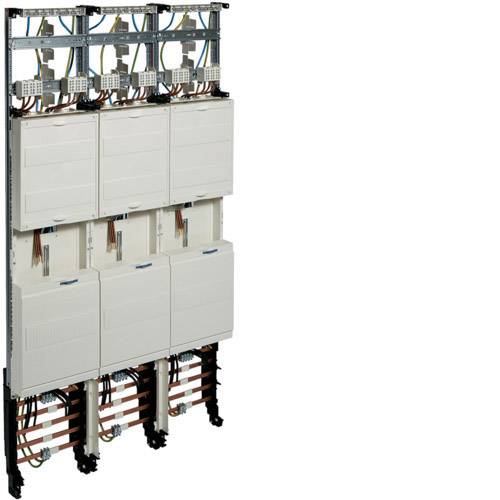 Une armoire électrique avec plusieurs compartiments fermés et des câbles visibles dans la partie supérieure. Elle sert à la distribution électrique.