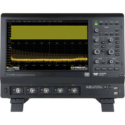 Un oscilloscope avec un écran numérique affiche deux formes d'ondes de signaux. Une courbe est colorée en jaune et domine le graphique.