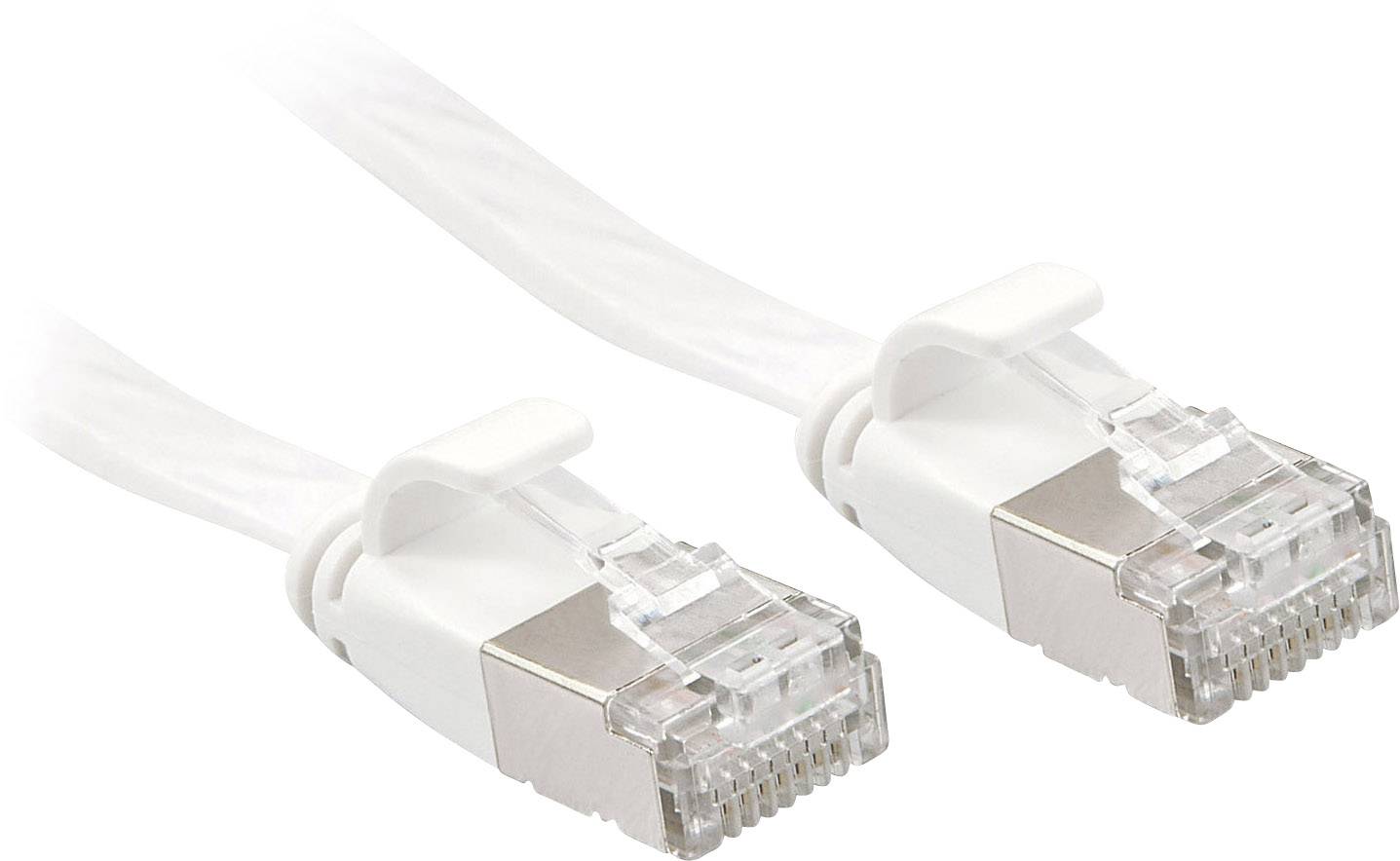 Deux câbles Ethernet blancs avec connecteurs RJ45, utilisés pour les connexions réseau.