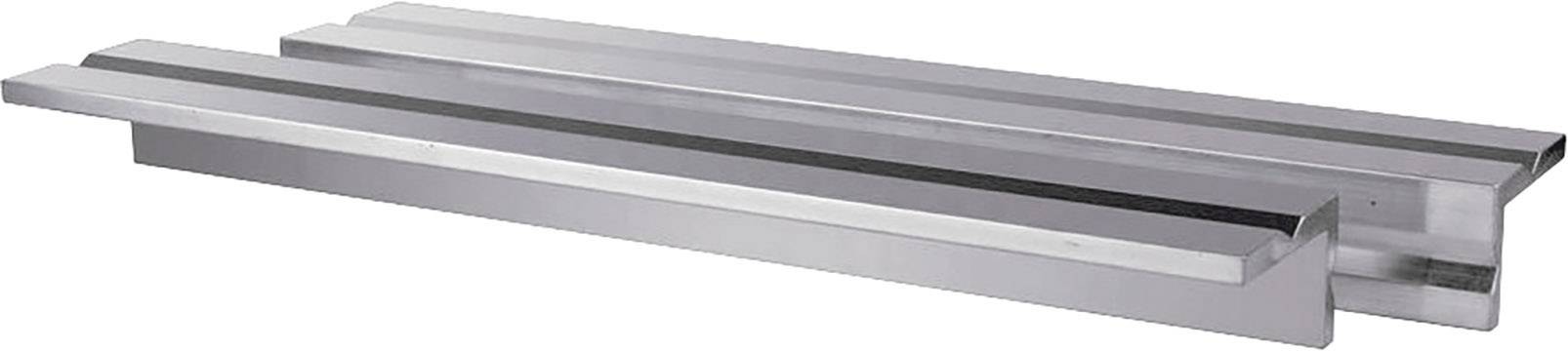 Une longue pièce métallique argentée avec des rails parallèles, probablement un composant d'une machine ou d'une construction industrielle.