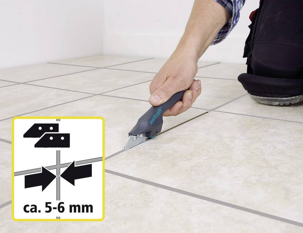 Une main coupe les joints de carrelage avec un couteau à joint, une flèche indique la largeur de coupe d'environ 5-6 mm.