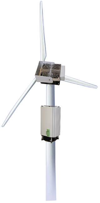 Un générateur d'éolienne à trois pales avec boîtier de générateur monté sur un mât élevé.