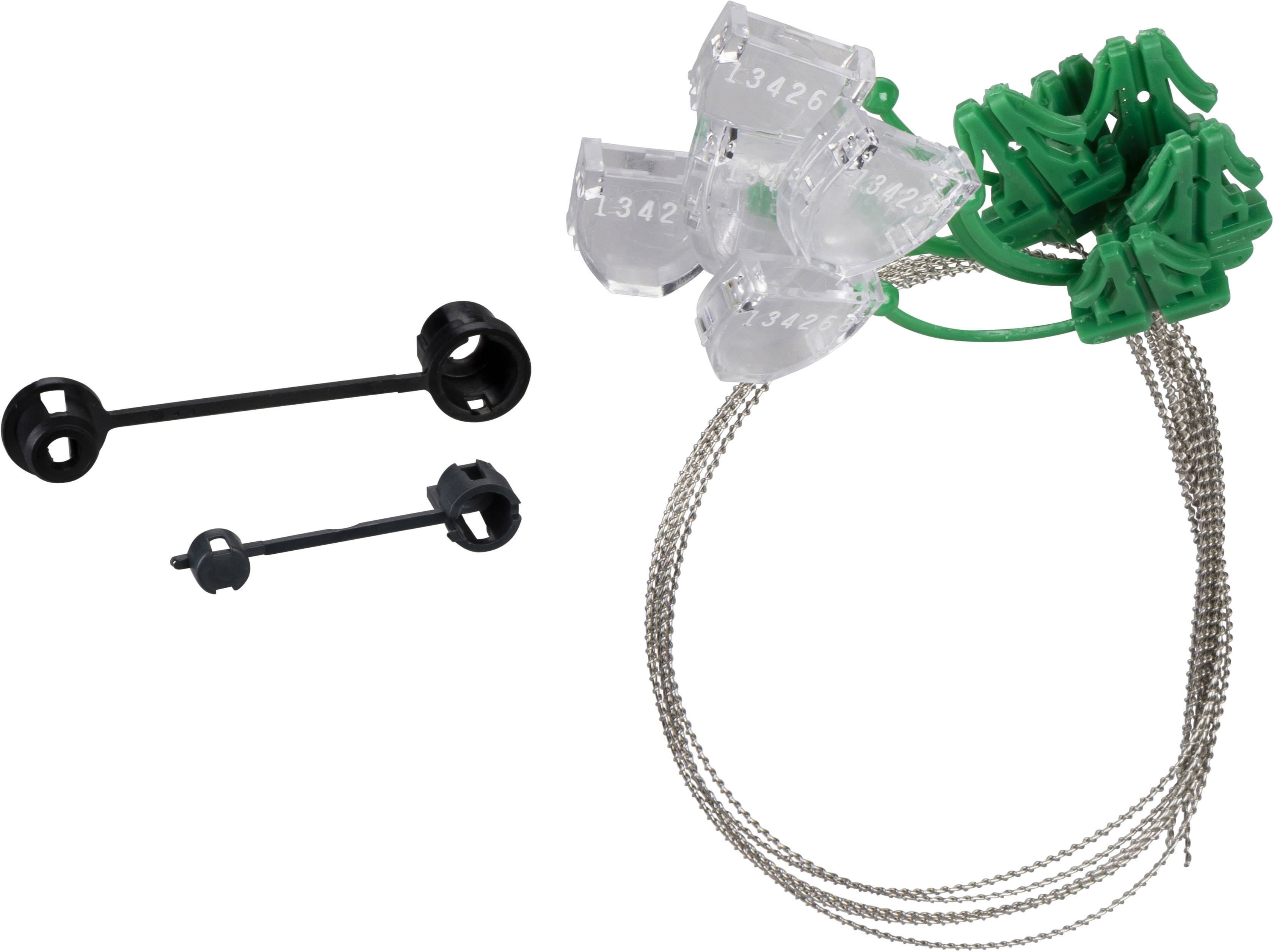 Plusieurs plombs de scellement verts avec des boîtiers transparents numérotés et des câbles métalliques ; à gauche, deux pièces en plastique noir.