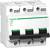 Un disjoncteur tripolaire de Schneider Electric avec des marquages verts et blancs, adapté à la protection et au contrôle des circuits électriques.