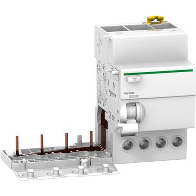 Disjoncteur avec boîtier ouvert, montrant les connexions internes en cuivre. Appareil principalement blanc avec des détails gris et couleur cuivre.