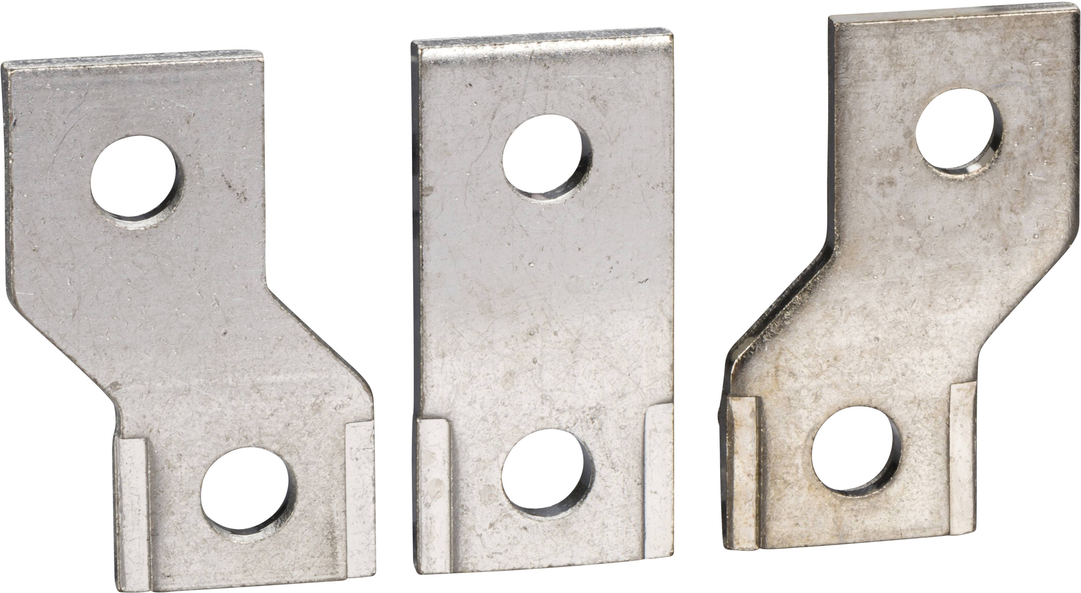 Trois équerres métalliques argentées, chacune percée de deux trous ronds, disposées verticalement côte à côte.