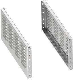 Deux plaques métalliques argentées ajourées, percées de trous, disposées à un angle de 90 degrés, probablement conçues comme des éléments de ventilation.