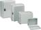 Quatre boîtiers métalliques gris de différentes tailles avec couvercles amovibles ; adaptés au stockage sécurisé de composants électriques.