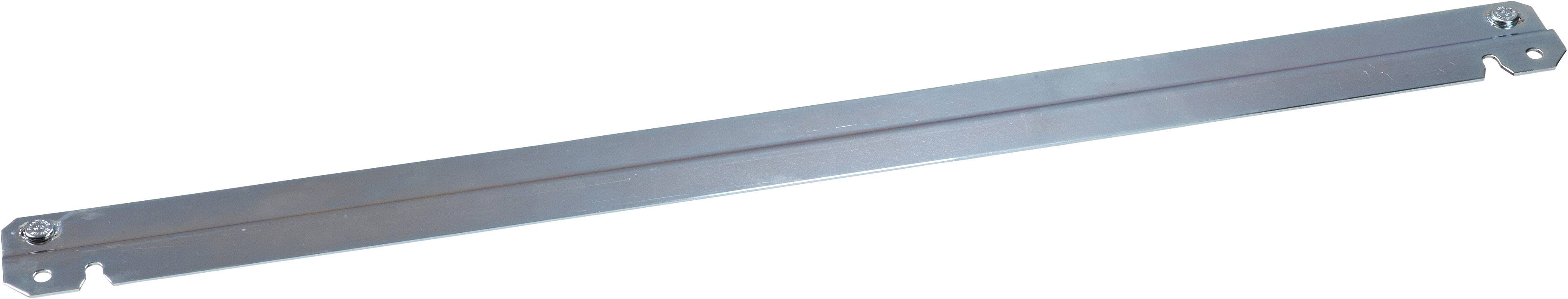Une longue bande métallique étroite présentant des trous à chacune de ses extrémités, probablement un composant ou un matériau de montage.