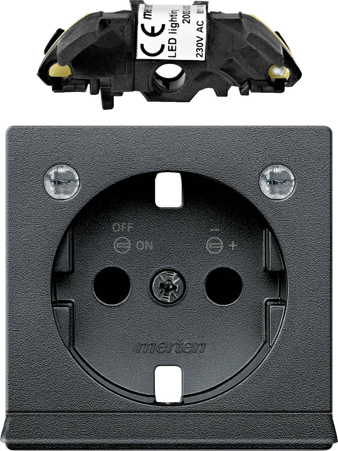 Une prise électrique européenne avec deux prises Schuko. Au-dessus se trouve un petit adaptateur noir avec LED et marquage CE.