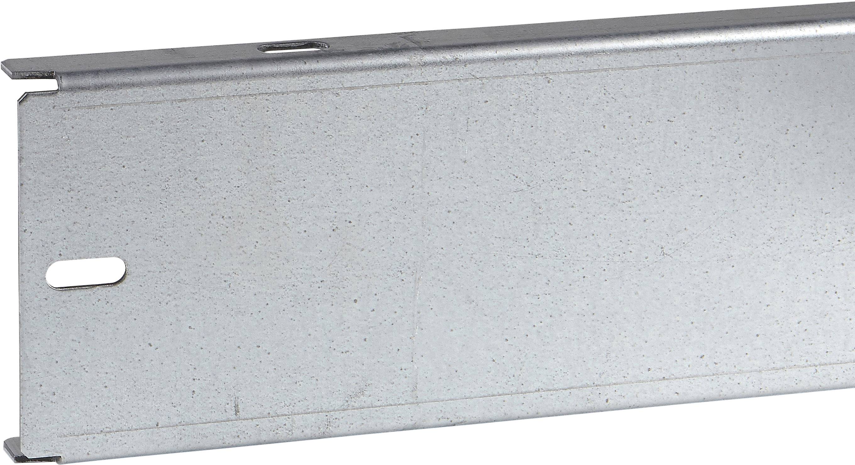 Un morceau de métal allongé et rectangulaire avec une étroite ouverture sur le côté gauche, probablement un composant ou une partie d'un système.
