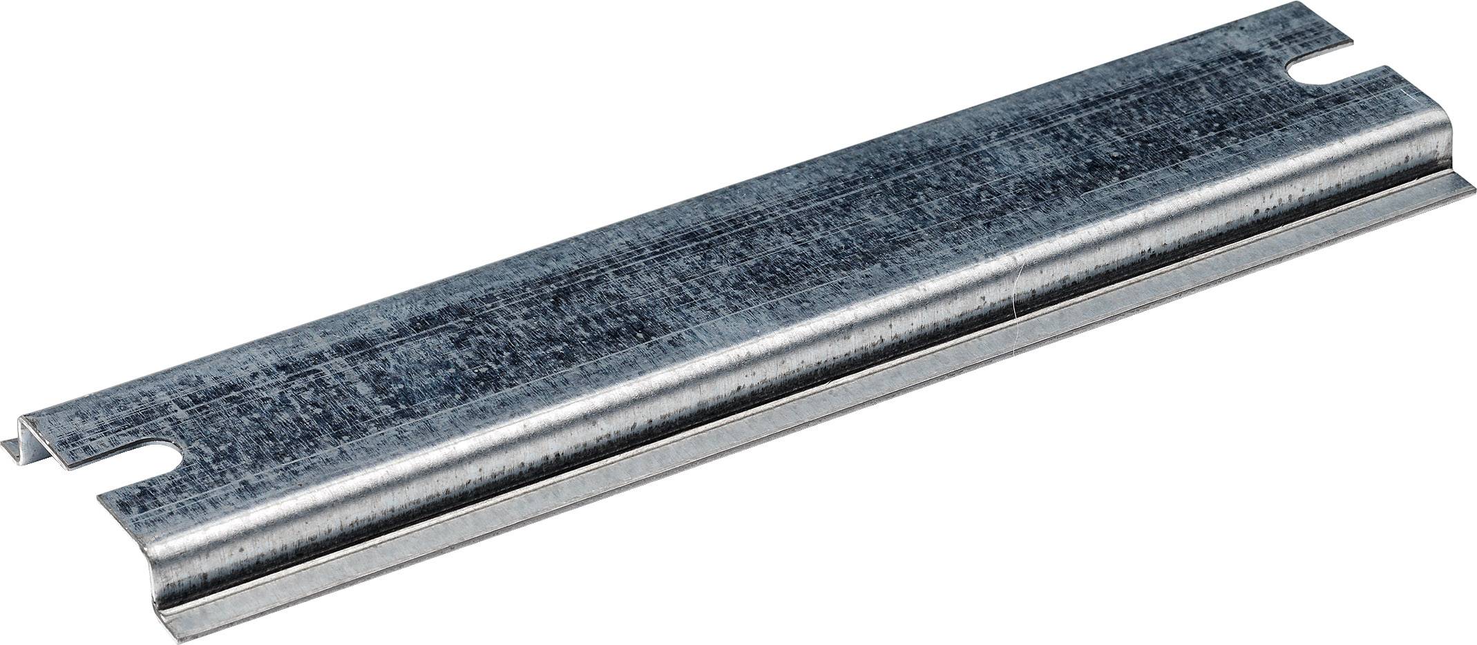 Un profilé métallique galvanisé de forme rectangulaire avec des fentes aux extrémités ; utilisé pour la fixation ou le support de structures.