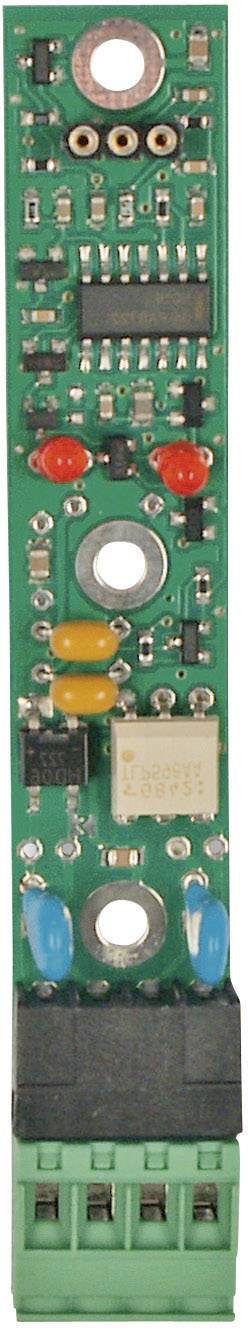 Circuit électronique vert avec différents composants électroniques et connexions, disposition verticale.