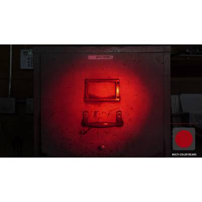 Un placard métallique entouré de lumière rouge. Un panneau portant l'inscription 'Ben Tarr' est posé dessus. En bas à droite, un logo 'MULTI-COLOR BEAMS'.