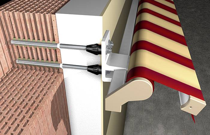 Coupe transversale d'un mur de maison avec un store installé. Les vis de fixation et le rouleau de toile de store multicolore sont clairement visibles.