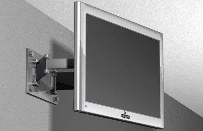 Téléviseur monté sur un support mural avec bras articulé, permettant des orientations flexibles de l'écran.