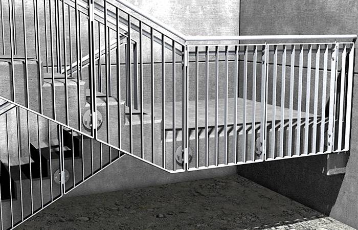 Escalier métallique avec une main courante brillante et des parois grillagées, menant à un bâtiment moderne. Les ombres sur le sol renforcent le contraste.