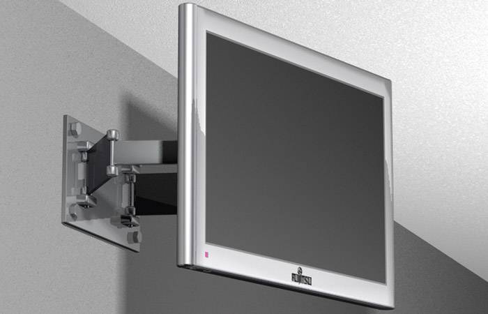 Un écran plat est monté sur un support mural. Le support permet des mouvements de rotation et d'inclinaison de l'écran.
