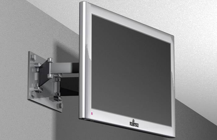 Un écran plat est monté sur un support mural. Le support permet une mobilité flexible, ce qui permet un positionnement optimal.