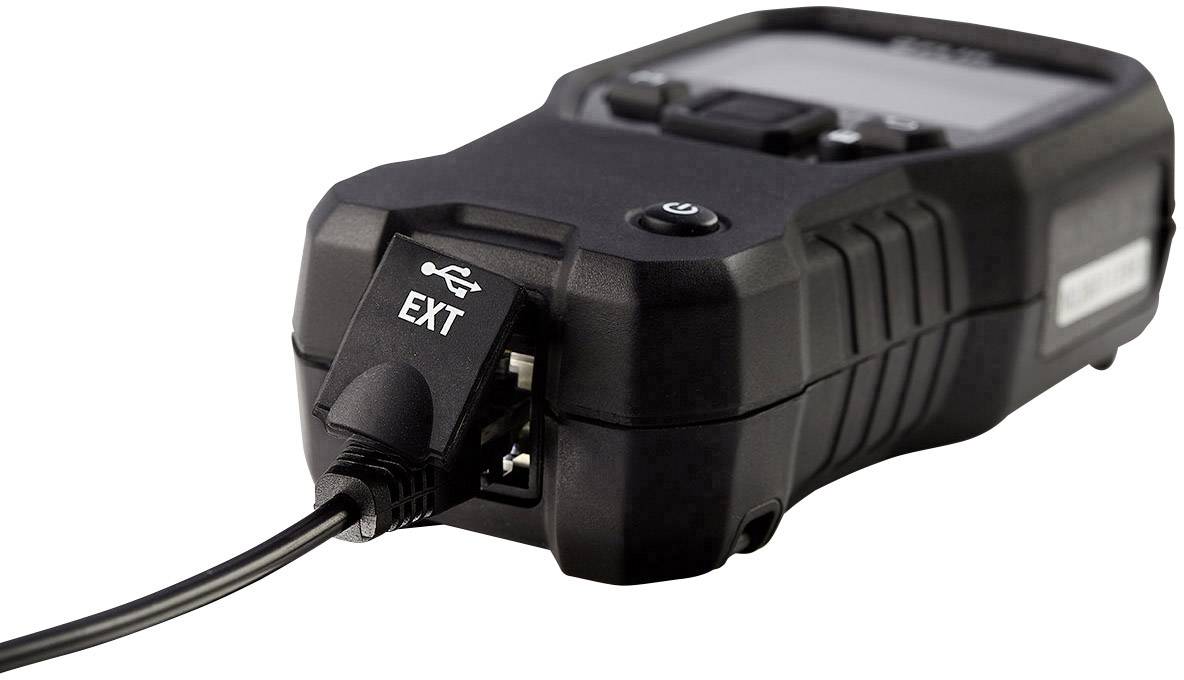 Un appareil portable avec un écran et différentes connexions, dont un câble USB branché dans le port étiqueté 'EXT'.