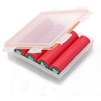 Quatre batteries rouges dans un boîtier en plastique transparent avec couvercle, légèrement ouvert, pour un rangement sûr.
