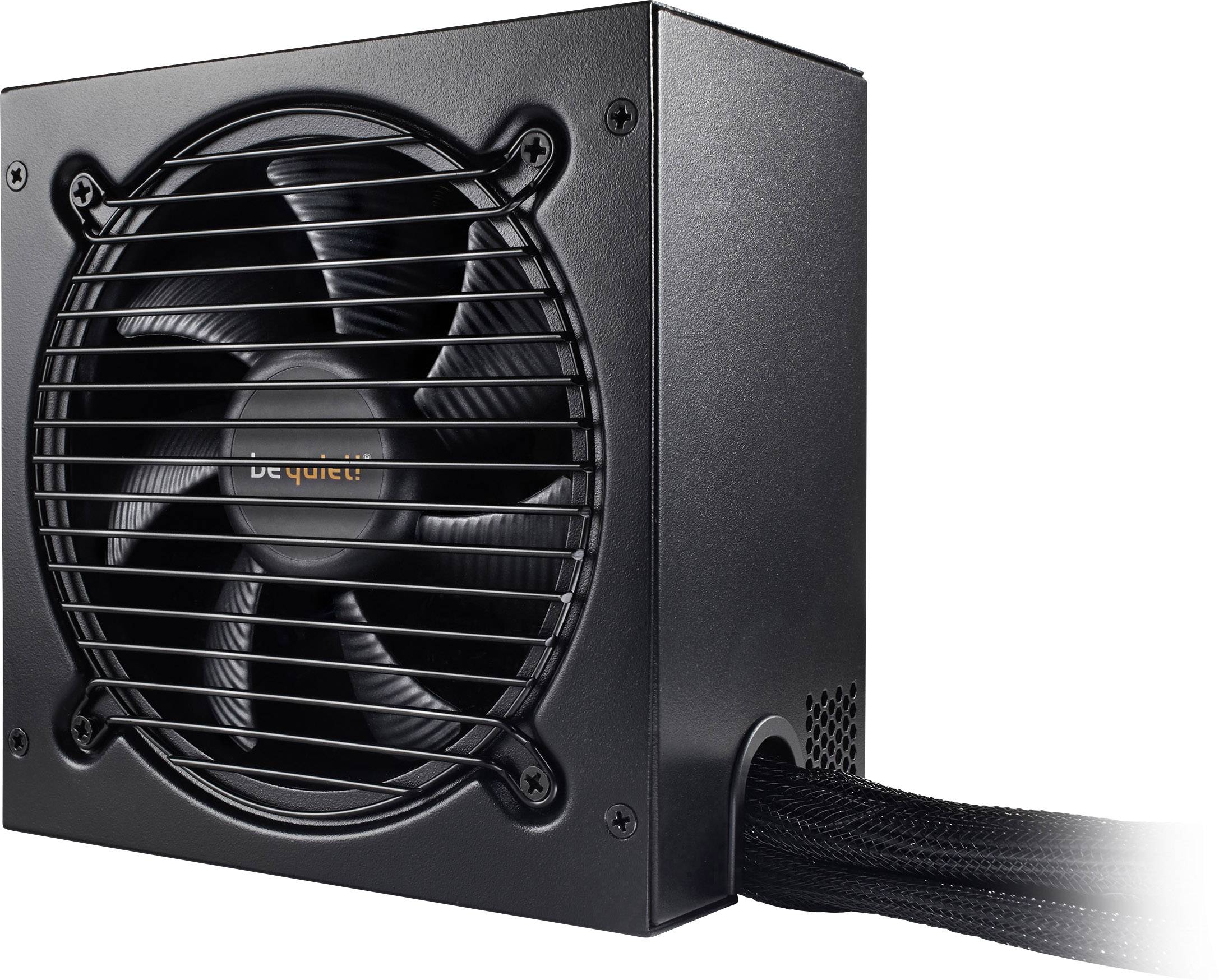 Un bloc d'alimentation noir pour ordinateur avec ventilateur et câbles. L'inscription « be quiet! » est visible sur la grille du ventilateur.