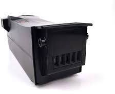 Une batterie rectangulaire noire avec une partie de connexion à une extrémité, placée devant un fond blanc.