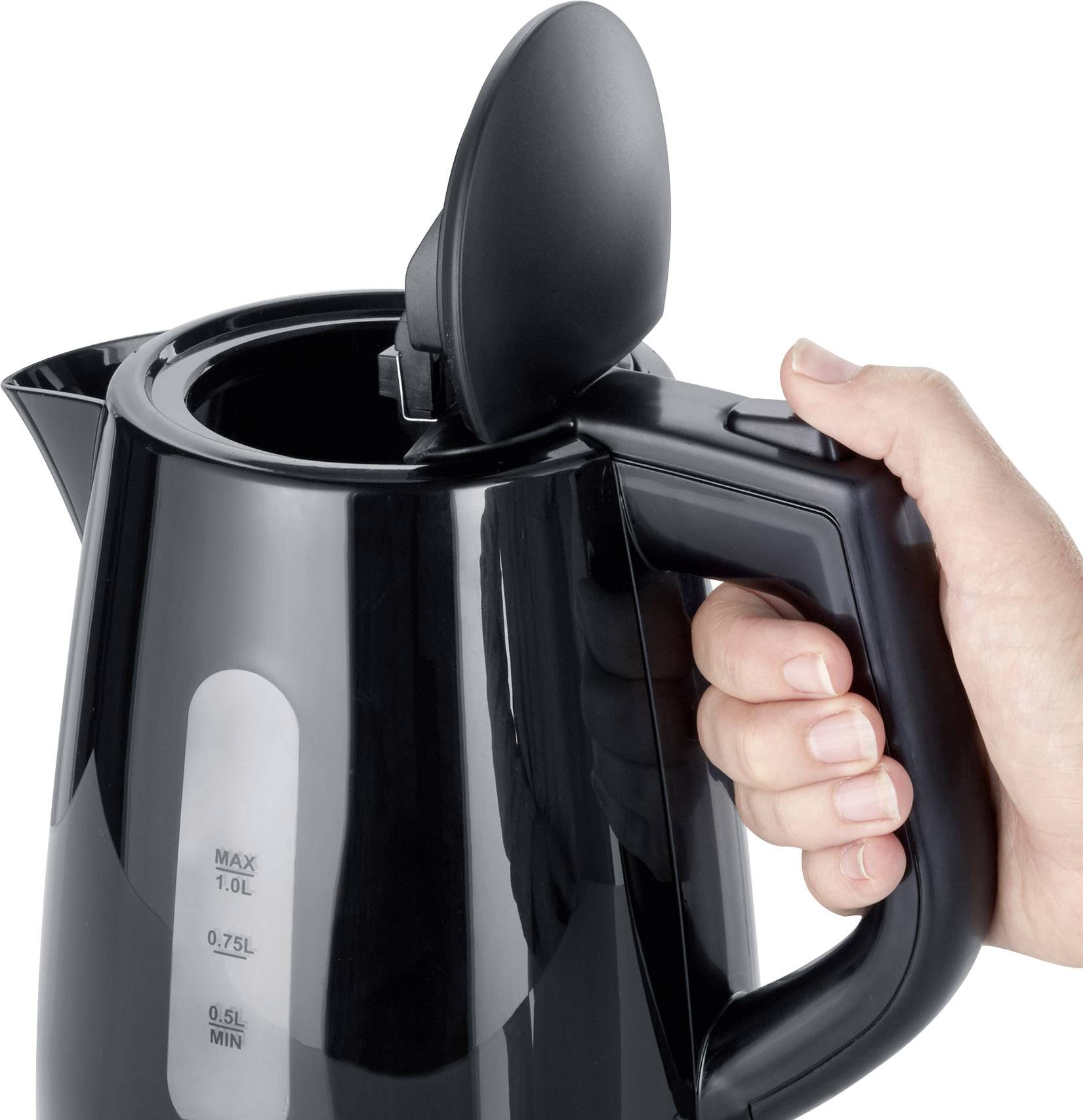 Une main tient une bouilloire noire avec le couvercle ouvert. L'indicateur de niveau d'eau affiche des repères à 0,5 L, 0,75 L et 1,0 L.