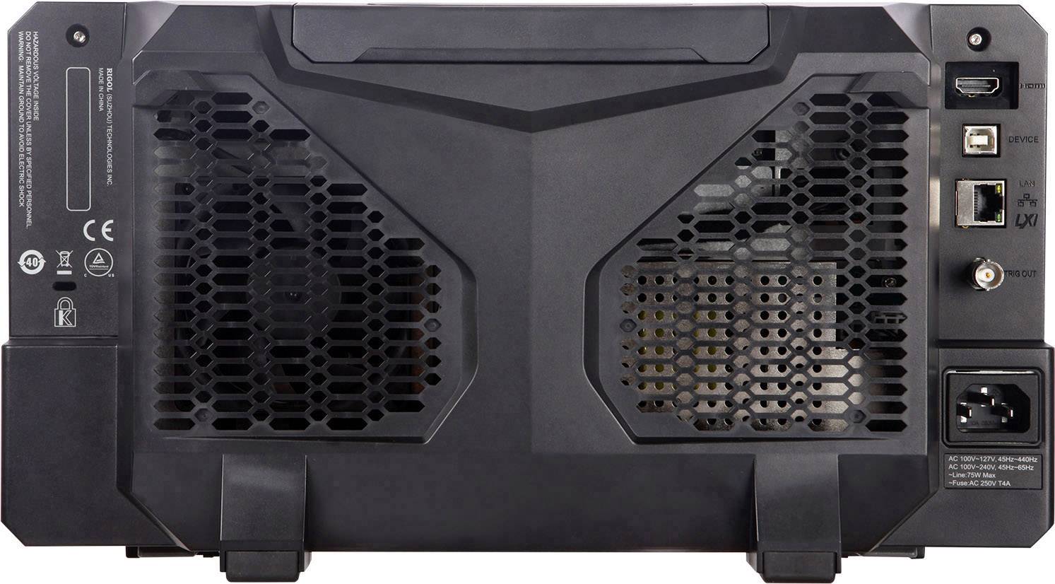 Le dos d'un appareil électronique présente des grilles de ventilation, plusieurs ports (USB, réseau) et un interrupteur d'alimentation.