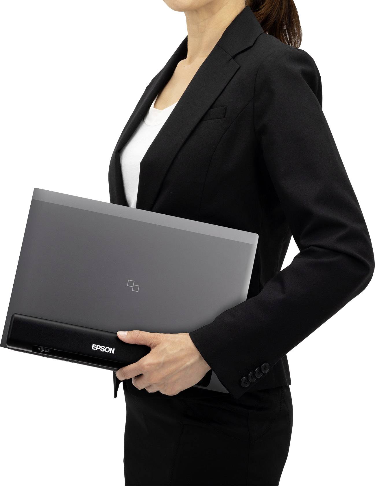 Une personne en costume noir porte une imprimante Epson sous le bras.