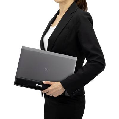 Une personne en costume noir porte une imprimante Epson sous le bras.