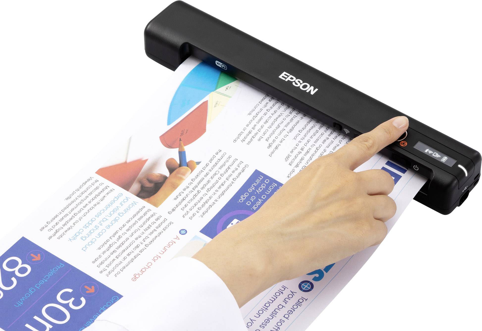 Une main utilise un scanner Epson pour numériser un document coloré avec des diagrammes et du texte.