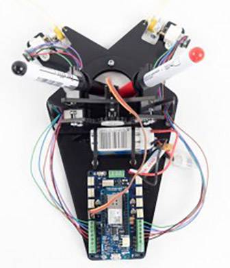Un dispositif avec un circuit électronique, plusieurs fils et une carte mère centrale. Il semble s'agir d'un projet de bricolage technique.