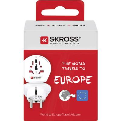 Emballage d'un adaptateur de voyage avec le texte 'The World Travels to Europe'. Présente un adaptateur pour prises électriques européennes. Marque : SKROSS.